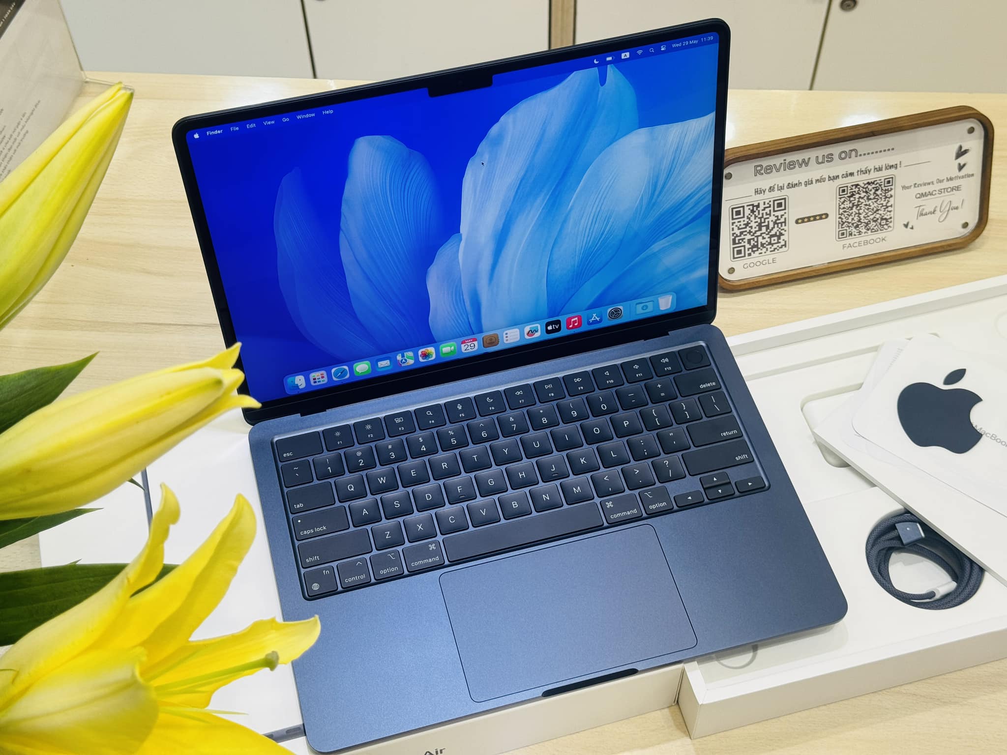 Soi MacBook Air M2: Thiết kế mới lạ, màu sắc ấn tượng